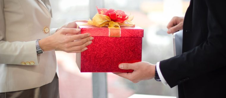 מתנה לעבודה חדשה – רעיונות וטיפים לכל תקציב ותפקיד